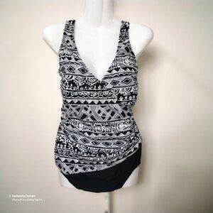 Aliana 1 Piece Black & White Geometric Halter V-Neck U-Back Swimdress NWT Sz. 1X